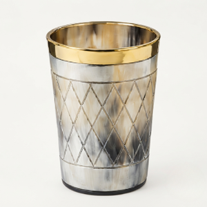 Gobelet en corne de buffle naturelle écologique, fait main, gravé de diamants, avec bordure en laiton, forme naturelle, de REHMAN CRAFT - Product Image 1