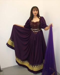 Robe afghane Kuchi violette à volants avec bordure en dentelle dorée et ceinture à pièces argentées, manches bouffantes et détails à la taille, couleur foncée - Product Image 2