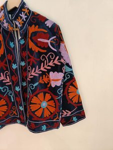 Abrigo de Invierno Bohemio Étnico de Terciopelo Suzani Bordado a Mano con Arte Floral Folclórico para Mujer, Hecho a Mano por Artesanos, de Algodón Indio Transpirable - Product Image 6