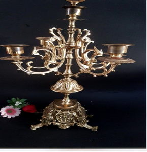 Impresionante conjunto de reloj y candelabro de tres piezas en oro con un aspecto magnífico. Disponible a precios de mayorista. - Product Image 2