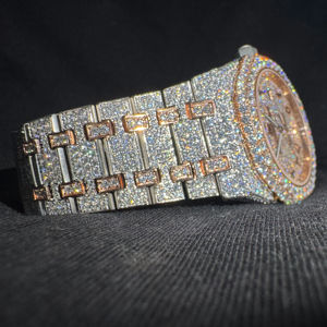 นาฬิกาข้อมือหรูหราสไตล์ฮิปฮอปประดับเพชรโมอิสซาไนต์เต็มหน้าปัด รุ่นใหม่ปี 2026 ดีไซน์สี่เหลี่ยมโบราณ แฟชั่นสุดหรู ของขวัญสุดพิเศษ ซื้อจำนวนมากได้ นาฬิกาควอตซ์จากสหราชอาณาจักร - Product Image 1