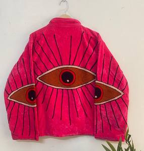 Veste matelassée en velours Suzani faite main par un designer – Manteau de luxe rose brodé main avec motif œil porte-bonheur, idéal pour mariage, fête, ou tenue d'extérieur. - Product Image 5