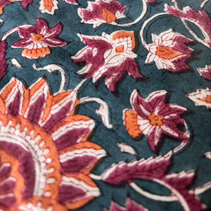 Tela de algodón floral estampada a mano en color verde azulado con motivos mogoles, tela de algodón con estampado de enredaderas florales. - Product Image 3