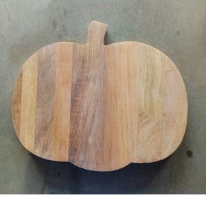 Tabla de cortar de madera redonda hecha a mano con forma de calabaza de Halloween, con opción de colgar con cuerda natural, personalizable para el hogar, hotel o restaurante. - Product Image 2
