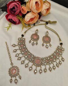 Conjunto de Joyería Tradicional para Boda, Collar con Piedras Kundan en Oro Antiguo Pulido, con Pendientes a Juego, Colección MaangTika - Product Image 4