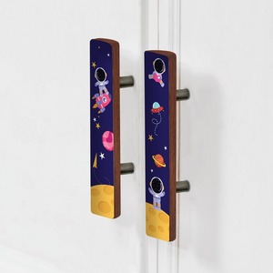 Poignées modernes faites à la main pour chambre d'enfant, poignée de porte en bois, poignées en forme de fusée, poignées de placard, décoration de chambre d'enfant, design moderne - Product Image 2