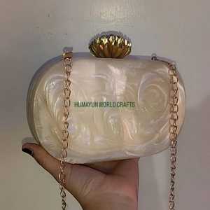 Pochette de luxe en cristal avec élégantes pierres vertes et fermoir doré, fabriquée à la main pour les mariages, les fêtes et les événements spéciaux. - Product Image 3