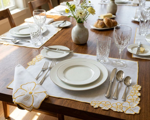Ensemble de sets de table et serviettes en lin brodé, motif de fleurs découpées jaunes, sets de table réutilisables, décoration de table classique pour la maison - Product Image 4
