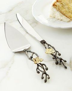 Couteau à gâteau de mariage décoratif en métal avec manche lisse et lame dentelée de précision - Product Image 3