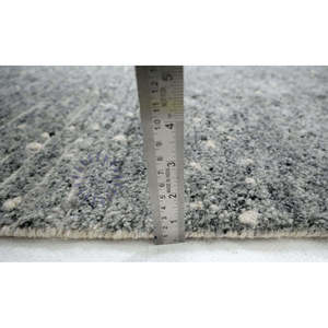 Alfombra anudada a mano de lana moderna abstracta Europea Vintage gris 35 de Pihue Creations para sala de estar y dormitorio - Product Image 2