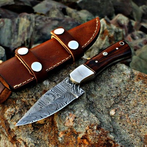 Cuchillo de caza de hoja fija Trend Blades, hecho a mano, de acero de Damasco de grado industrial, con punta de clip, mango de madera y funda de cuero. - Product Image 1