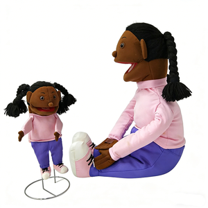 Marionnettes en peluche personnalisées représentant des personnages multiculturels, ensemble de marionnettes mère-fille assorties pour tenues décontractées de tous les jours - Product Image 5