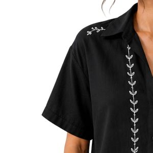 Camisa Corta Negra Bordada Personalizada para Mujer, Blusa Casual de Verano con Botones, Top de Moda con Logotipo Personalizado, Mezcla de Lino - Product Image 3