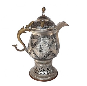 Pot à eau vintage en métal avec couvercle et poignée, bouilloire décorative finition argentée, motif complexe - Product Image 1