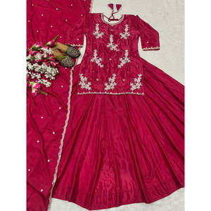 Designer Party Wear Top Lehenga Set para mujer con Dupatta elegante - Product Image 3