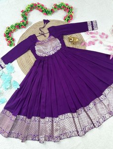Robe Anarkali traditionnelle violette avec dupatta, coupe ample longue jusqu'au sol, tenue pour femme, robe de mariage pakistanaise en polyester - Product Image 3