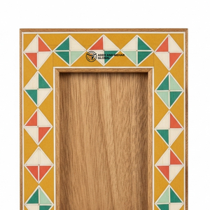Plateau de service rectangulaire en bois artisanal avec bordure incrustée de carreaux géométriques colorés - Product Image 3