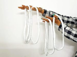 Tour de magie pour spectacle de scène : Corde longue à 5 anneaux (Magnétique) |   Cordon en plastique transformé en anneaux |   Idéal pour les débutants avec vidéo - Product Image 1