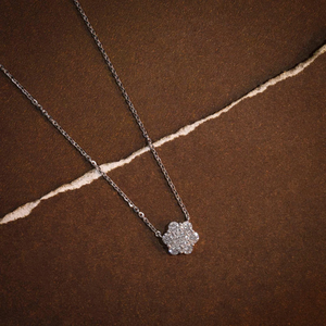 จี้เพชรเม็ดกลมพรีเมียมแบบปลูกในห้องปฏิบัติการ พร้อมสร้อยคอปรับระดับได้ ดีไซน์ลายดอกไม้ เพชรรับรองคุณภาพ VVS2 เครื่องประดับทองคำสุดหรู - Product Image 2