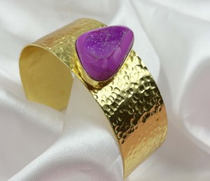 Bracelet manchette ouvert bohème fait main plaqué or 24 carats avec druse de sucre violette naturelle et texture martelée, pierre précieuse violette, style chrétien - Product Image 1