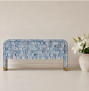 Une élégante console de commode noire avec incrustations en os, dotée de trois tiroirs spacieux, disponible à prix de gros. - Product Image 2