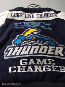เสื้อแจ็คเก็ต Ocala Thunder Varsity สำหรับผู้ชาย ปักลายสไตล์เบสบอลแบบมหาวิทยาลัย ชุดกีฬาแนว Preppy ออกแบบโลโก้ได้ตามต้องการ - Product Image 5