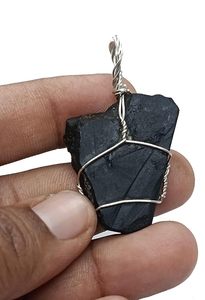Colgante de moda con imagen de cristal de jade verde negro natural, grabado en bruto y envuelto en alambre, de Gujarat - Product Image 2