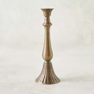 Paire de chandeliers en or antique avec des motifs tournés distinctifs, dotés d'une tige en spirale empilée et d'une base en piédestal cannelée - Product Image 4