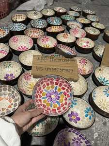 Cuenco de Coco Lacado Estilo Vintage - Incrustaciones de Perla Iridiscente - Artesanía Étnica Vietnamita - Product Image 5