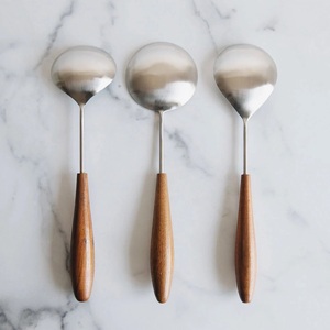 Cuchara de Servir de Acero Inoxidable con Mango de Madera para Cocina, Servir Sopa, Salsa y Uso Diario en la Comida - Product Image 3