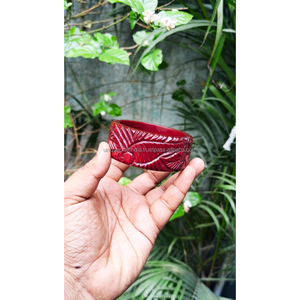 Brazalete de resina roja hecho a mano con diseño de hojas, forma redonda, arte coleccionable, joyería artesanal folclórica - Product Image 1