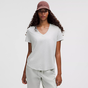 Camiseta de jersey transpirable con dobladillo curvo modal para mujer, cuello en V, manga corta, informal, corte regular, para verano. - Product Image 1