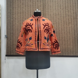 Abrigo Corto de Invierno Haen's con Cuello Mandarín, Manga Larga, Tejido de Punto con Forro de Terciopelo 100% Algodón y Bordado Floral a Mano - Product Image 1