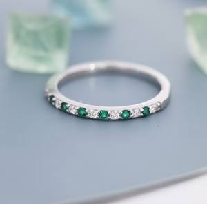แหวนครึ่งวงนิรันดร์ประดับมรกตสีเขียวและเพชร CZ ใส บนตัวเรือนเงินสเตอร์ลิง หรือแหวนเงินหรือทองประดับมรกตสีเขียวเพชร CZ แบบเรียวบางสำหรับซ้อนกัน - Product Image 2