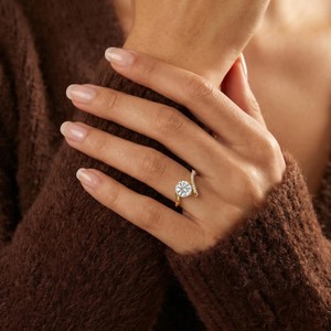 Bague de promesse à sertissage à griffes, taille brillant rond, en or jaune plaqué 18 carats, avec moissanite et pavé latéral, pour fiançailles - Product Image 4