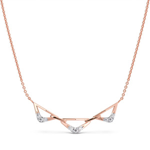 Collar de diamantes con diseño de arco triple y marcos abiertos esculpidos en oro rosa con detalles de brillo simétricos - Product Image 1