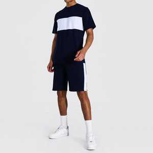 ชุดเสื้อยืดคอกลมสีกรมท่าและกางเกงขาสั้นสำหรับผู้ชาย ดีไซน์สีตัดต่อ สวมใส่สบาย ระบายอากาศได้ดี เหมาะสำหรับฤดูร้อน - Product Image 1