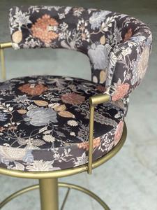 Chaise de bar moderne et durable avec accoudoirs fixes, assise en tissu floral, dossier et structure en acier inoxydable pour la maison, le bureau ou les centres commerciaux - Product Image 4