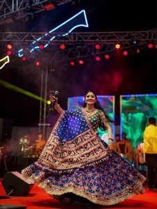 Ensemble Lehenga traditionnel indien avec broderie miroir, tenue de mariage, Lehenga Choli pour femmes, ensemble Lehenga en soie à imprimé numérique coloré - Product Image 5