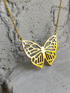 Collar con Colgante de Mariposa, Diseño de Alas Recortadas, Joyería Dorada, Regalo, Collar Inspirado en la Naturaleza - Product Image 2