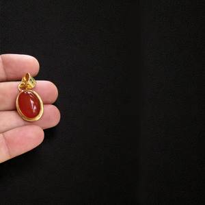 Colgantes dorados de cristal de ónix rojo de calidad superior al por mayor, joyería de moda de ágata con diseño de corazón más vendida, Feng Shui tallado - Product Image 1