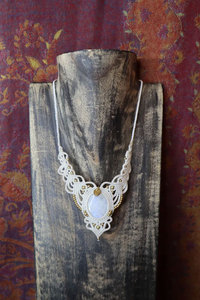 Collar de Macramé Clásico Hecho a Mano con Cadena de Bambú, Color Blanco, Estilo Budista, con Cuentas Doradas de Brillo Lácteo, Certificado IGI, Venta al Por Mayor - Product Image 2