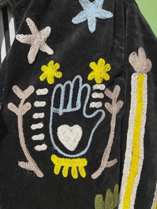 Veste brodée Suzani en velours noir avec motif Œil protecteur et Hamsa, style Bohème pour femme, pièce audacieuse et authentique, manteau artisanal d'art populaire - Product Image 4