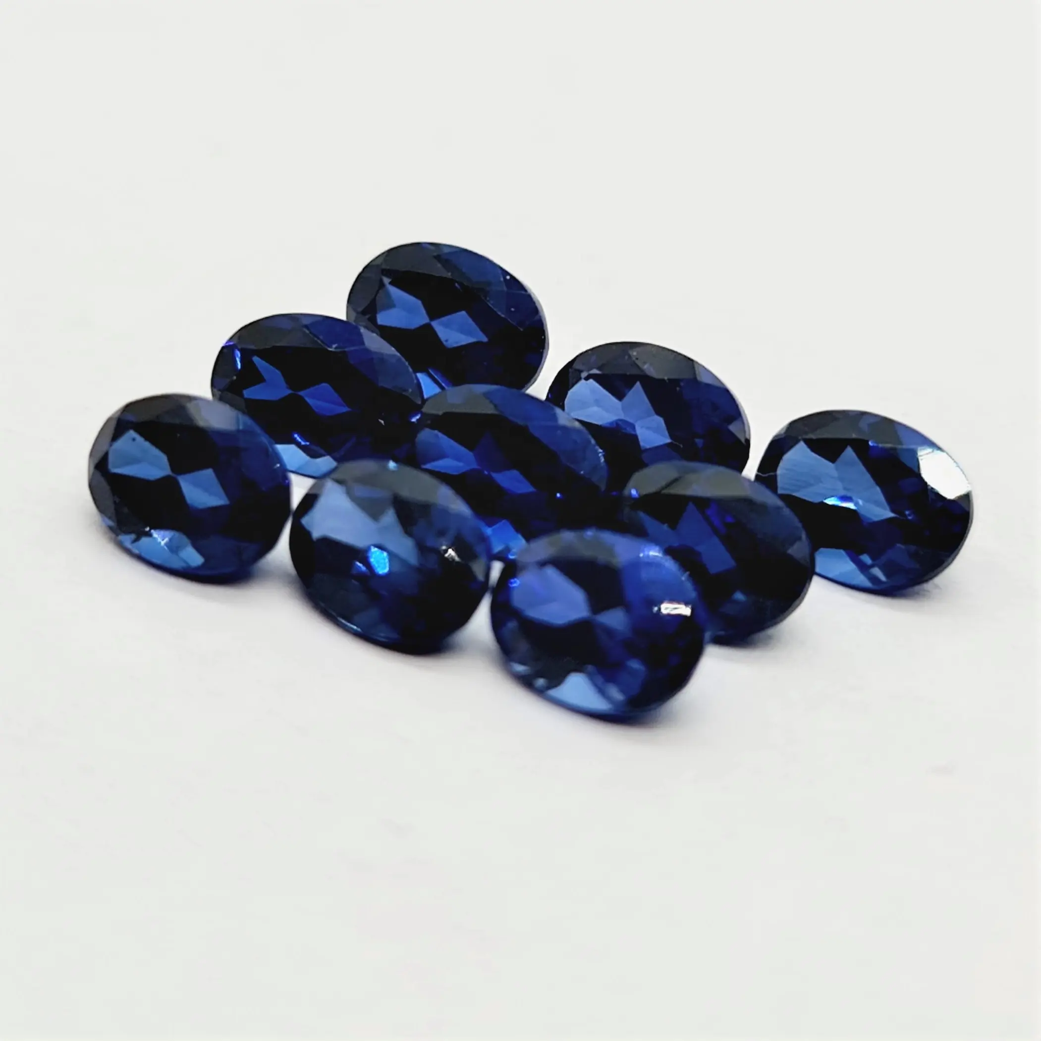 Piedra preciosa de zafiro azul hecha en laboratorio de corte ovalado, tamaños calibrados de corte ovalado y todas las formas y tamaños cortados en pedidos personalizados en venta al por mayor Pr