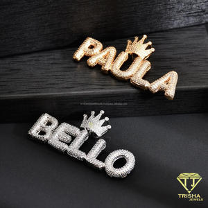 Colgante de Letra Personalizada BELLO con Diamantes Cultivados en Laboratorio, Detalle de Corona con Piedras Brillantes y Superficie con Incrustaciones de Diamantes - Product Image 3