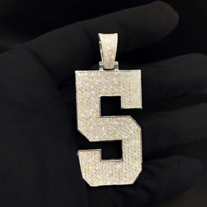 Colgante Premium de Aleación con Diamantes Esmerilados Ice Elite Monarch, Estilo Hip Hop Cristiano - Product Image 1