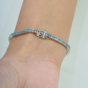 Pulsera de tenis elegante y minimalista de plata de ley 925 con topacio azul natural talla princesa, ideal como piedra de nacimiento, para mujer. - Product Image 4