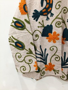 Chaqueta étnica blanca bordada Suzani con diseño floral y de pájaros, manga larga, cuello alto, ropa de abrigo de invierno para mujer - Product Image 6
