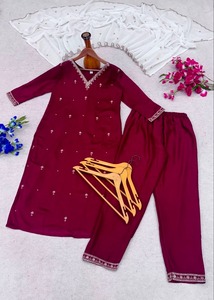 Ensemble de tenue de fête et de mariage pour femme, comprenant un kurti droit en soie bordeaux, une pantalon et une dupatta, coupe classique, longueur genou. - Product Image 6