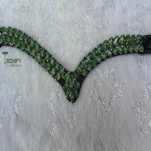 Techify - Bocados para Caballo en Forma de V de Cristal Verde con Detalles en Oro y Diseño de Hojas, Accesorios de Cuero Cómodos para Caballo - Product Image 1
